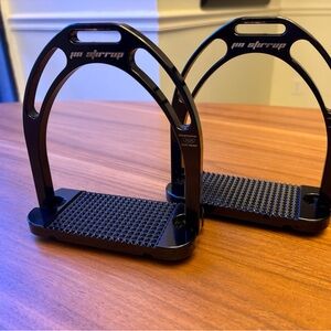 Jin Stirrups Black - 4 3/4